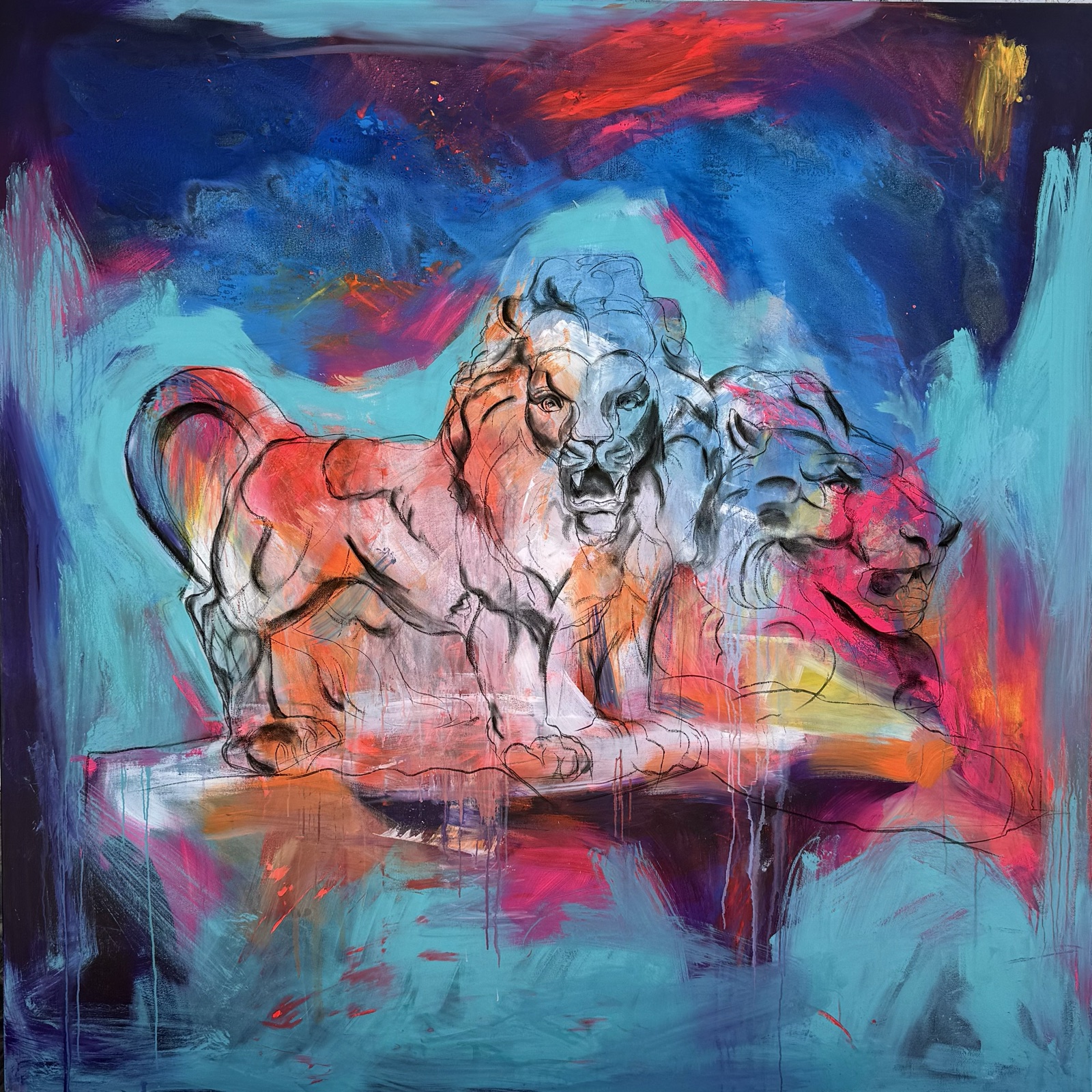 Dos leones emergen del gesto: dibujo y fuego conviviendo en la misma piedra.